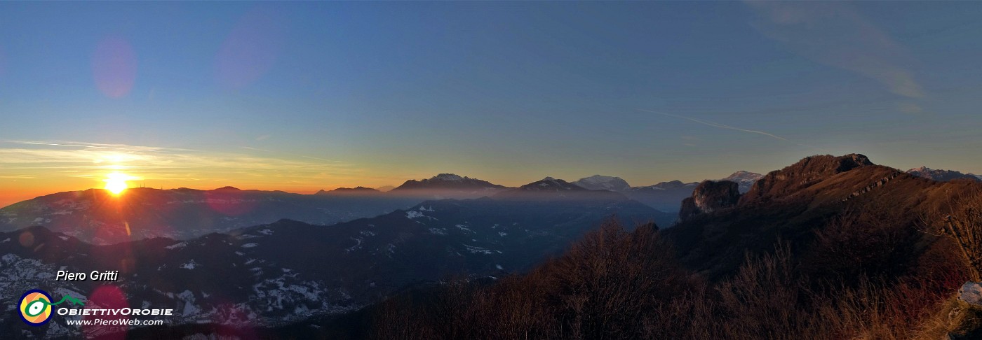 58 Il Castel Regina (a dx) nella luce del tramonto del sole che si abbassa sul Linzone .jpg